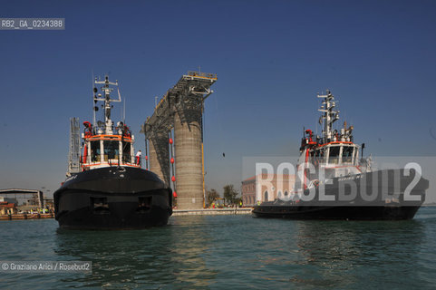 VENEZIA 6 OTTOBRE 2008 -VARO DEI MOORNIG DOLPHINS PER IL RIGASSIFICATORE ALLARSENALE ©Graziano Arici/Rosebud2 CONSORZIO VENEZIA NUOVA
