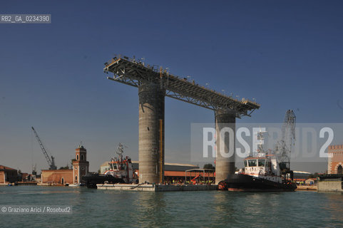 VENEZIA 6 OTTOBRE 2008 -VARO DEI MOORNIG DOLPHINS PER IL RIGASSIFICATORE ALLARSENALE ©Graziano Arici/Rosebud2 CONSORZIO VENEZIA NUOVA
