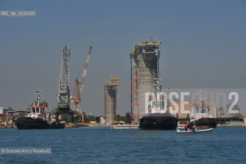 VENEZIA 6 OTTOBRE 2008 -VARO DEI MOORNIG DOLPHINS PER IL RIGASSIFICATORE ALLARSENALE ©Graziano Arici/Rosebud2 CONSORZIO VENEZIA NUOVA