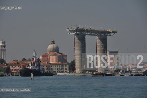 VENEZIA 6 OTTOBRE 2008 -VARO DEI MOORNIG DOLPHINS PER IL RIGASSIFICATORE ALLARSENALE ©Graziano Arici/Rosebud2 CONSORZIO VENEZIA NUOVA