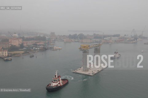 VENEZIA 8 OTTOBRE 2008 -FOTO AEREE DEL VARO DEI MOORNIG DOLPHINS PER IL RIGASSIFICATORE ALLARSENALE ©Graziano Arici/Rosebud2 CONSORZIO VENEZIA NUOVA