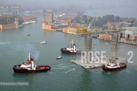 VENEZIA 8 OTTOBRE 2008 -FOTO AEREE DEL VARO DEI MOORNIG DOLPHINS PER IL RIGASSIFICATORE ALLARSENALE ©Graziano Arici/Rosebud2 CONSORZIO VENEZIA NUOVA