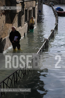 VENEZIA 1/12/08 - ALTA MAREA A VENEZIA © MARTA BUSO/ARICI ACQUA ALTA