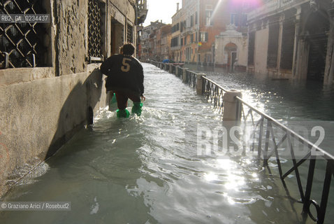 VENEZIA 1/12/08 - ALTA MAREA A VENEZIA © MARTA BUSO/ARICI ACQUA ALTA