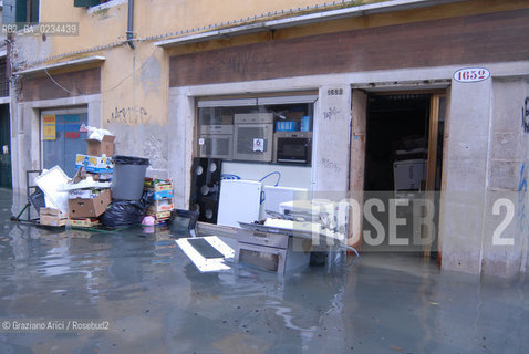 VENEZIA 1/12/08 - ALTA MAREA A VENEZIA © MARTA BUSO/ARICI ACQUA ALTA