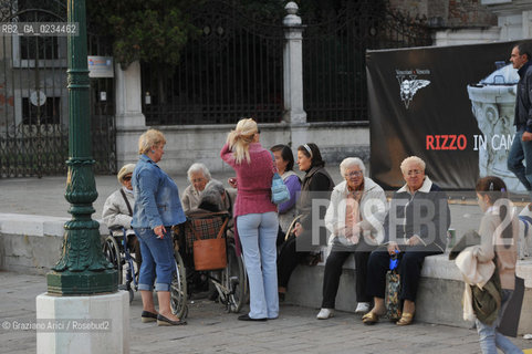 VENEZIA OTTOBRE 2008 BADANTI CON PERSONE ANZIANE A S.MARCUOLA ©Graziano Arici/Rosebud2 VECCHIO EXTRA COMUNITARIO
