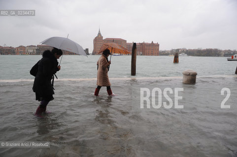 VENEZIA,15.12.2008.ALTA MAREA. ZATTERE © MARTABUSO ACQUA ALTA
