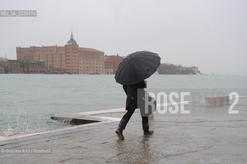 VENEZIA,15.12.2008.ALTA MAREA. ZATTERE © MARTABUSO ACQUA ALTA