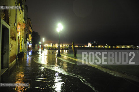 VENICE,11.12.2008. HIGH TIDE IN THE NIGHT © MARTABUSO/ARICI NOTTE ALTA MAREA ACQUA ALTA