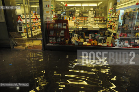 VENICE,11.12.2008. HIGH TIDE IN THE NIGHT © MARTABUSO/ARICI NOTTE ALTA MAREA ACQUA ALTA