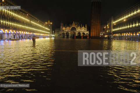 VENICE,11.12.2008. HIGH TIDE IN THE NIGHT © MARTABUSO/ARICI NOTTE ALTA MAREA ACQUA ALTA