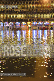 VENICE,11.12.2008. HIGH TIDE IN THE NIGHT © MARTABUSO/ARICI NOTTE ALTA MAREA ACQUA ALTA
