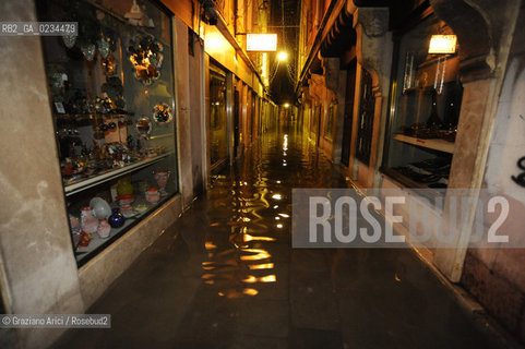 VENICE,11.12.2008. HIGH TIDE IN THE NIGHT © MARTABUSO/ARICI NOTTE ALTA MAREA ACQUA ALTA