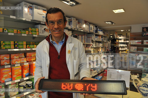 VENICE 27/2/09 THE DOCTOR ANDREA MORELLI OWNER OF THE CHEMIST  MORELLI IN CAMPO S.BARTOLOMIO IN VENICE. IN THIS CHEMIST IS EXSPOSED A DISPLAY WITH THE DAILY NUMBER OF THE POPULATION OF VENICE ©Graziano Arici/Rosebud2