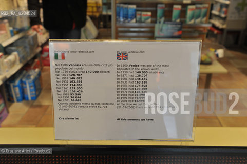 VENICE 27/2/09 THE DOCTOR ANDREA MORELLI AND SARA FALCHETTO OF THE CHEMIST  MORELLI IN CAMPO S.BARTOLOMIO IN VENICE. IN THIS CHEMIST IS EXSPOSED A DISPLAY WITH THE DAILY NUMBER OF THE POPULATION OF VENICE ©Graziano Arici/Rosebud2