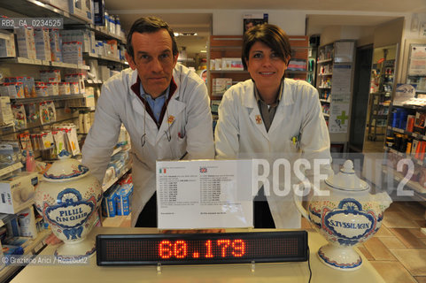 VENICE 27/2/09 THE DOCTOR ANDREA MORELLI AND SARA FALCHETTO OF THE CHEMIST  MORELLI IN CAMPO S.BARTOLOMIO IN VENICE. IN THIS CHEMIST IS EXSPOSED A DISPLAY WITH THE DAILY NUMBER OF THE POPULATION OF VENICE ©Graziano Arici/Rosebud2