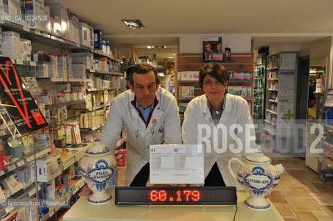 VENICE 27/2/09 THE DOCTOR ANDREA MORELLI AND SARA FALCHETTO OF THE CHEMIST  MORELLI IN CAMPO S.BARTOLOMIO IN VENICE. IN THIS CHEMIST IS EXSPOSED A DISPLAY WITH THE DAILY NUMBER OF THE POPULATION OF VENICE ©Graziano Arici/Rosebud2