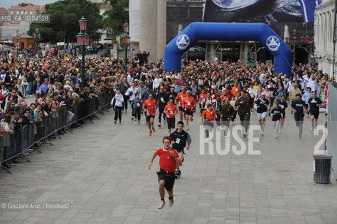 VENICE, 19.04.09. SU E ZO PER I PONTI 2009