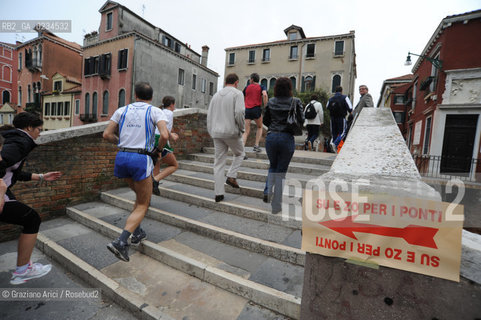 VENICE, 19.04.09. SU E ZO PER I PONTI 2009