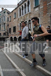 VENICE, 19.04.09. SU E ZO PER I PONTI 2009