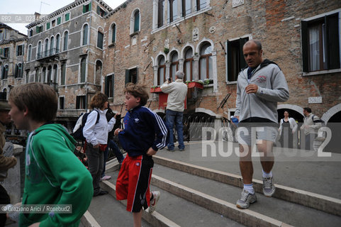 VENICE, 19.04.09. SU E ZO PER I PONTI 2009