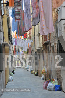 VENICE 3/6/09 - RUBBISH IN THE VENETIAN CALLE OF CASTELLO ©Graziano Arici/Rosebud2 SPAZZATURA SACCHETTI BIANCHERIA