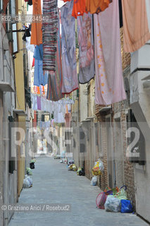 VENICE 3/6/09 - RUBBISH IN THE VENETIAN CALLE OF CASTELLO ©Graziano Arici/Rosebud2 SPAZZATURA SACCHETTI BIANCHERIA