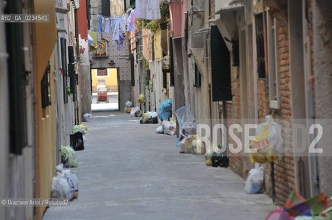 VENICE 3/6/09 - RUBBISH IN THE VENETIAN CALLE OF CASTELLO ©Graziano Arici/Rosebud2 SPAZZATURA SACCHETTI BIANCHERIA
