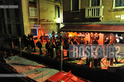VENEZIA LUGLIO 2009 - LOSTERIA AL SANTO BEVITORE  ©Graziano Arici/Rosebud2 GIOVANI MUSICA GASTRONOMIA BAR
