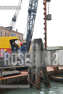 VENEZIA LUGLIO 2009 - CHIATTA PIANTA UNA BRICCOLA SUL CANAL GRANDE ©Graziano Arici/Rosebud2