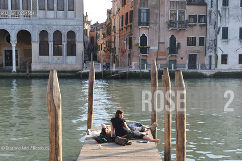 VENEZIA LUGLIO 2009 - TURISTI SUL CANAL GRANDE ©Graziano Arici/Rosebud2 TURISMO COPPIA