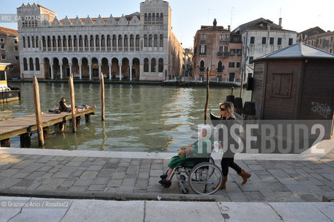 VENEZIA LUGLIO 2009 - PERSONA ANZIANA CON BADANTE SUL CANAL GRANDE ©Graziano Arici/Rosebud2 VECCHIO EXTRACOMUNITARIO