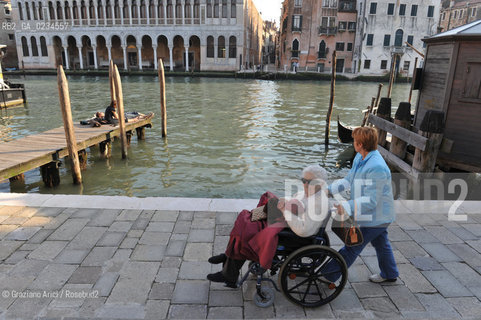 VENEZIA LUGLIO 2009 - PERSONA ANZIANA CON BADANTE SUL CANAL GRANDE ©Graziano Arici/Rosebud2 VECCHIO EXTRACOMUNITARIO