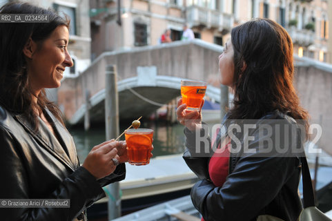 VENEZIA GIUGNO 2009 - GIOVANI CHE BEVONO LAPERITIVO SPRITZ ©Graziano Arici/Rosebud2 CANALE AL TIMON