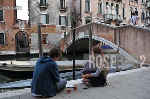 VENEZIA GIUGNO 2009 - GIOVANI CHE BEVONO LAPERITIVO SPRITZ ©Graziano Arici/Rosebud2 CANALE AL TIMON