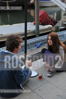 VENEZIA GIUGNO 2009 - GIOVANI CHE BEVONO LAPERITIVO SPRITZ ©Graziano Arici/Rosebud2 CANALE AL TIMON