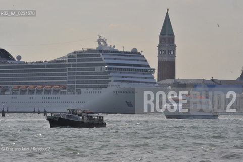 VENEZIA GIUGNO 2009 - NAVE DA CROCIERA IN BACINO DI SAN MARCO ©Graziano Arici/Rosebud2