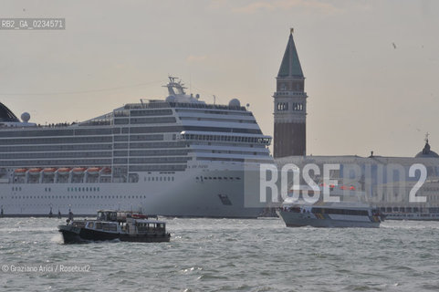 VENEZIA GIUGNO 2009 - NAVE DA CROCIERA IN BACINO DI SAN MARCO ©Graziano Arici/Rosebud2