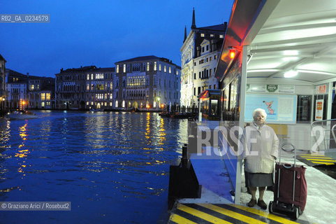 VENICE 22/02/09  NIGHT IN GRAND CANAL ©MARTABUSO/Graziano Arici/Rosebud2/ GRAZIANERI PERSONA ANZIANA VECCHIO