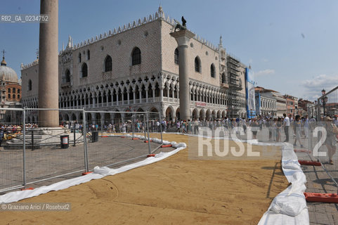 VENEZIA 28/07/09 - TRASPORTO DELLA TRIVELLA IN PIAZZA S.MARCO FINO AL CAMPANILE PER I LAVORI DI CONSOLIDAMENTO @ Graziano Arici/Rosebud2 CONSORZIO VENEZIA NUOVA RESTAURO