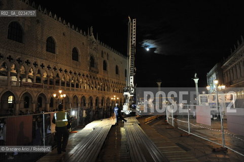 VENEZIA 4/08/09 - TRASPORTO DELLA TRIVELLA IN PIAZZA S.MARCO FINO AL CAMPANILE PER I LAVORI DI CONSOLIDAMENTO @ Graziano Arici/Rosebud2 CONSORZIO VENEZIA NUOVA RESTAURO