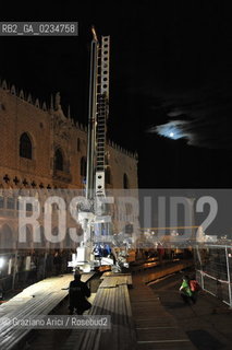 VENEZIA 4/08/09 - TRASPORTO DELLA TRIVELLA IN PIAZZA S.MARCO FINO AL CAMPANILE PER I LAVORI DI CONSOLIDAMENTO @ Graziano Arici/Rosebud2 CONSORZIO VENEZIA NUOVA RESTAURO