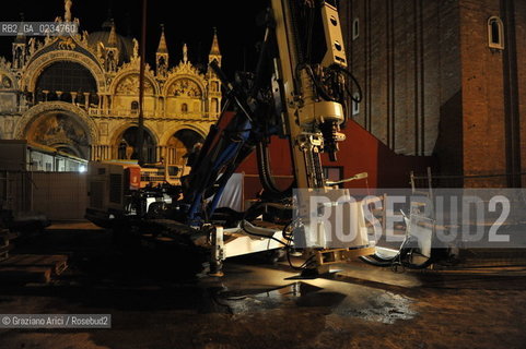 VENEZIA 4/08/09 - TRASPORTO DELLA TRIVELLA IN PIAZZA S.MARCO FINO AL CAMPANILE PER I LAVORI DI CONSOLIDAMENTO @ Graziano Arici/Rosebud2 CONSORZIO VENEZIA NUOVA RESTAURO