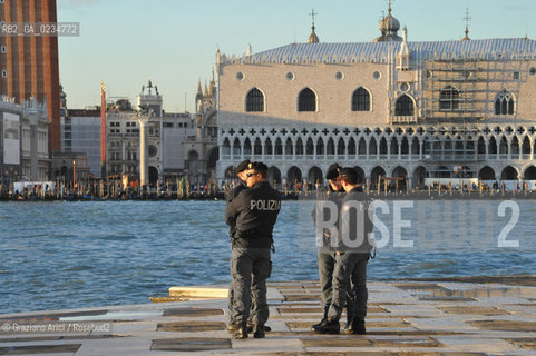 VENEZIA OTTOBRE 2009 : ISOLA DI S.GIORGIO CON POLIZIA ©Graziano Arici/Rosebud2