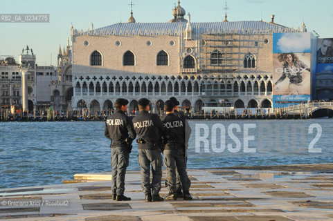 VENEZIA OTTOBRE 2009 : ISOLA DI S.GIORGIO CON POLIZIA ©Graziano Arici/Rosebud2