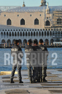 VENEZIA OTTOBRE 2009 : ISOLA DI S.GIORGIO CON POLIZIA ©Graziano Arici/Rosebud2