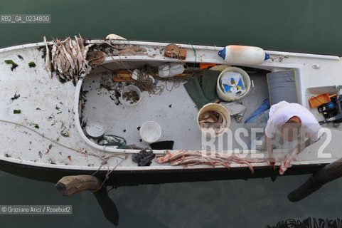 VENEZIA - 2009 - CANALE DI VENEZIA PESCA ©Graziano Arici/Rosebud2