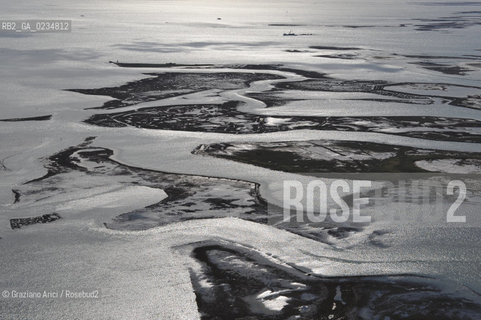 VENEZIA 15 OTTOBRE 2009 - FOTO AEREE DELLE BARENE DELLA LAGUNA DI VENEZIA ©Graziano Arici/Rosebud2 AEREA