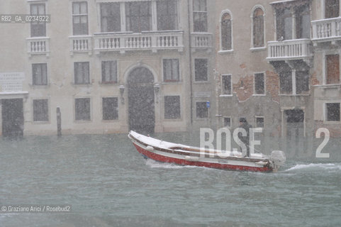 Venice december, 19th 2009 - A stormy snow in Venice ©Graziano Arici/Rosebud2 neve venezia canale rialto