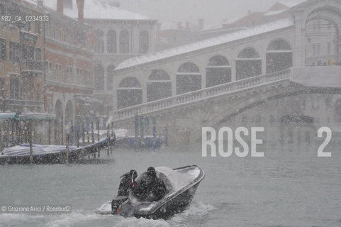 Venice december, 19th 2009 - A stormy snow in Venice ©Graziano Arici/Rosebud2 neve venezia canale rialto